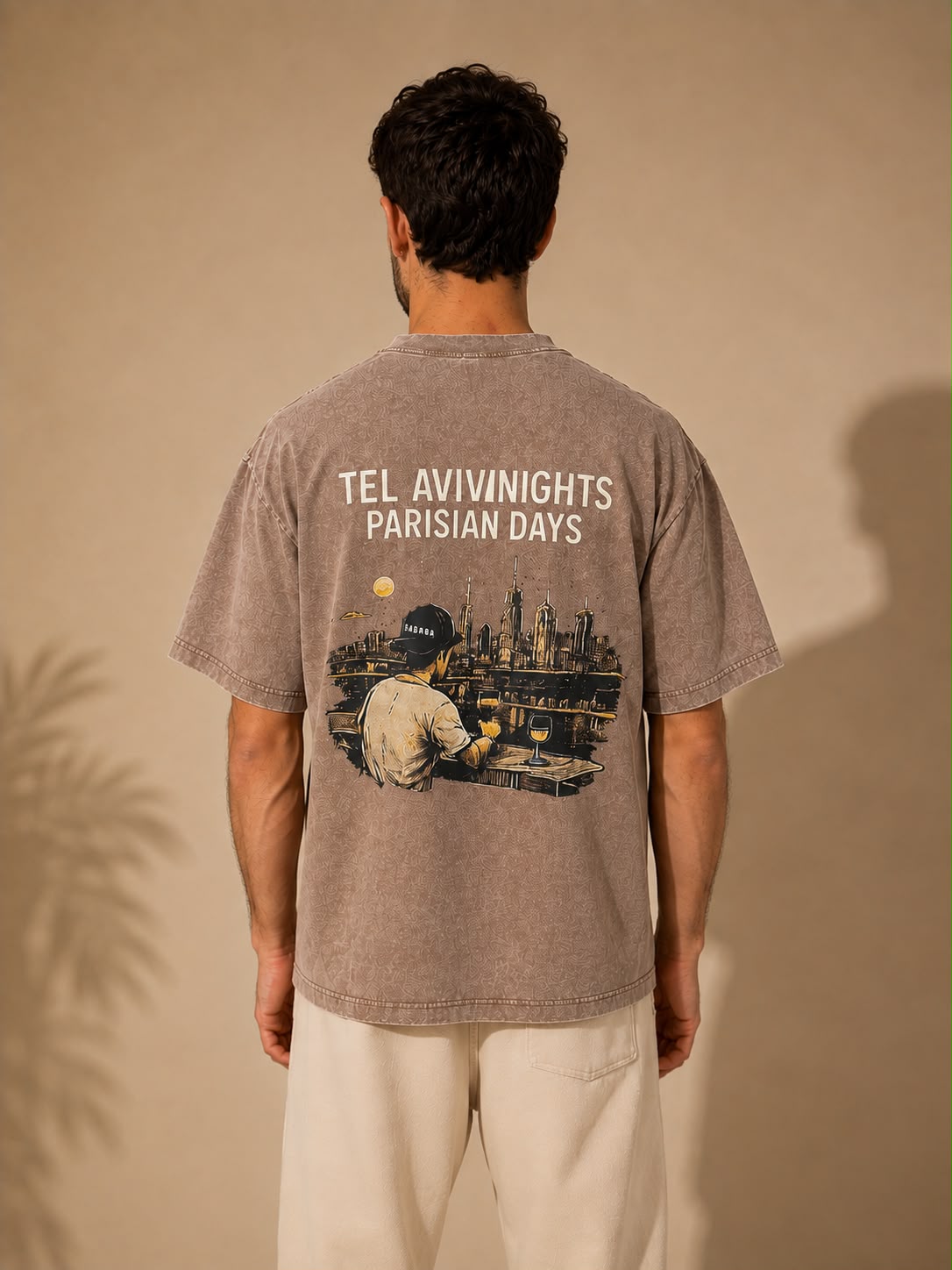 טי-שירט Sababa Society בגוון טאופ עם ההדפס "Tel Aviv nights, Parisian days"